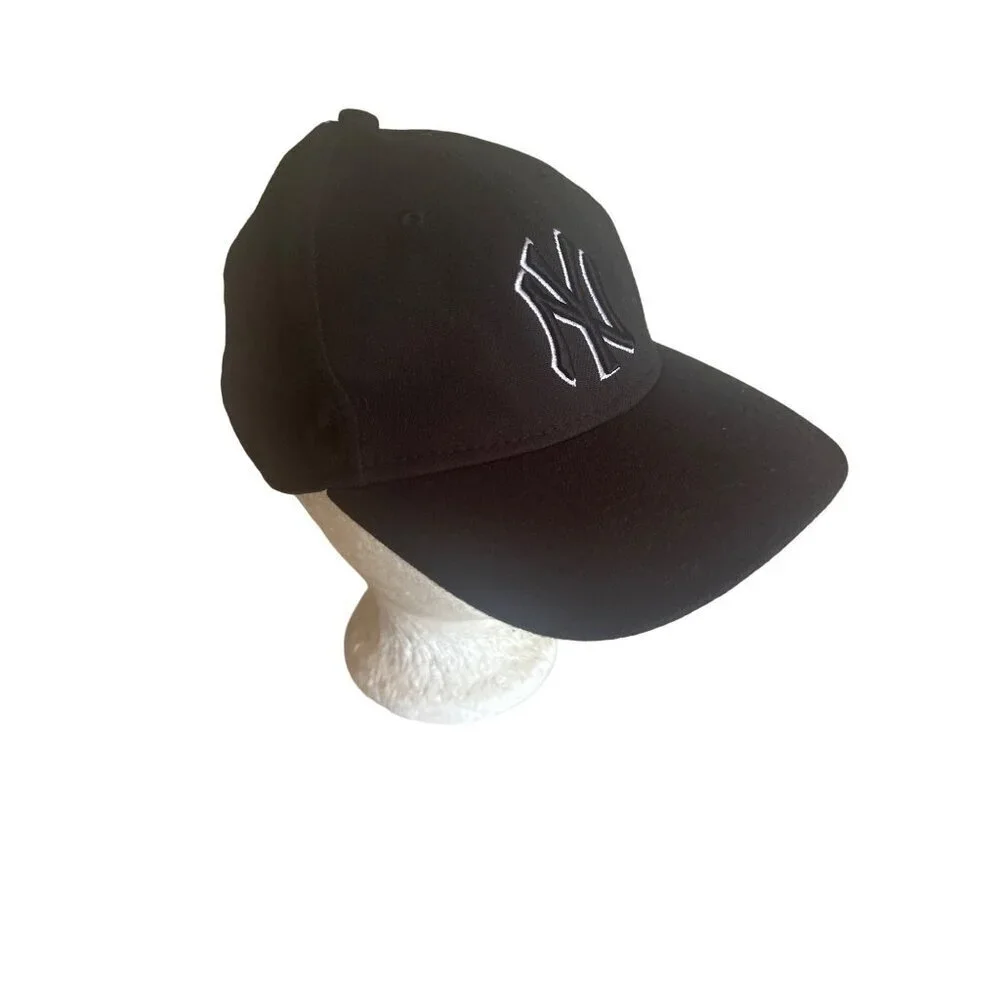 New York Yankees Black on Black Embroidered Logo Stretch Fit Size Small / Medium